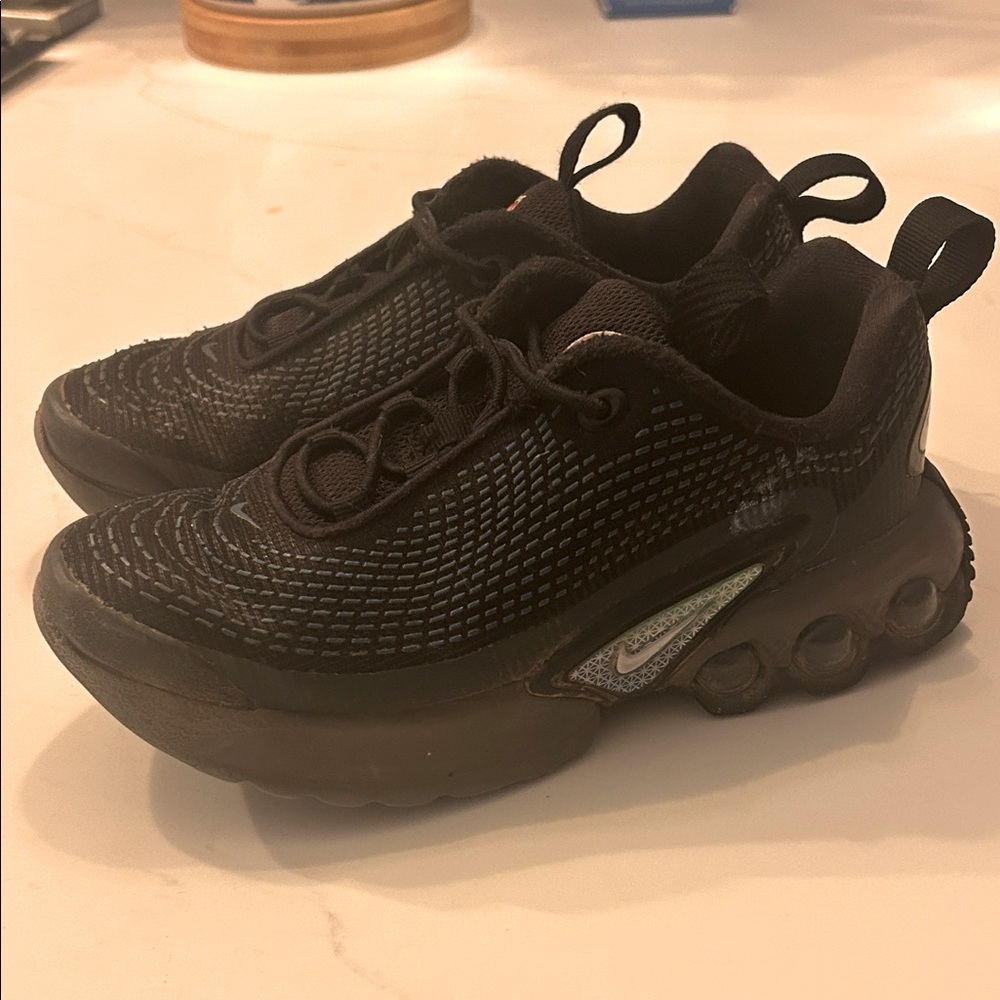 Kids boys black Nike Athletic Shoes sneaker tennis shoes size 13
